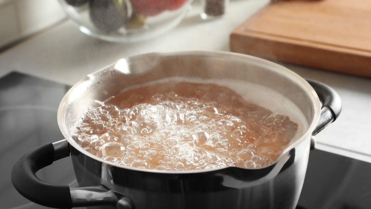 Wrzuć do gotującej się wody kilka kulek z folii aluminiowej