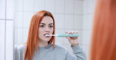 Duet który zadba o zęby. Jak wybrać szczoteczkę soniczną i irygator?