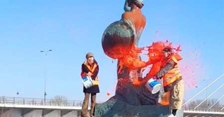 Oblały warszawską Syrenkę. Ujawnili koszty czyszczenia pomnika