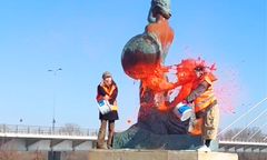 Oblały warszawską Syrenkę. Ujawnili koszty czyszczenia pomnika