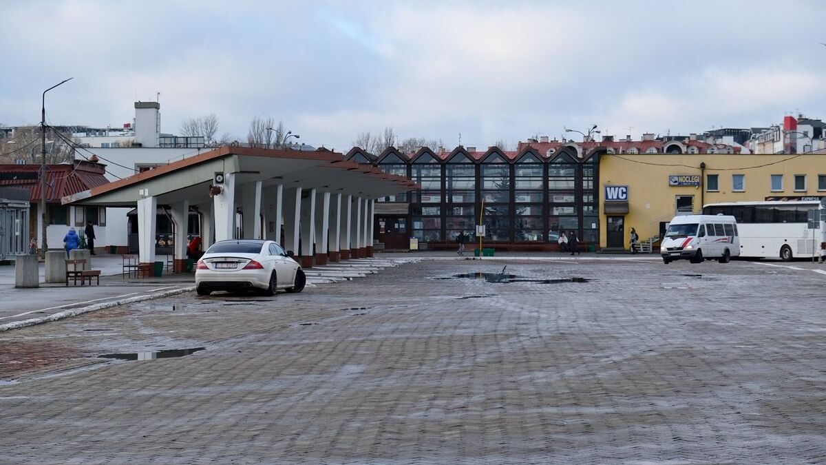 Opustoszały plac dworca autobusowego PKS przy al. Tysiąclecia