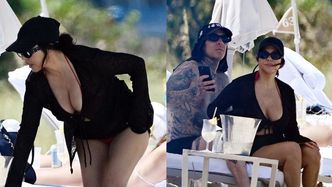 Kourtney Kardashian wygrzewa się na plaży u boku Travisa Barkera 7 miesięcy po porodzie (ZDJĘCIA)