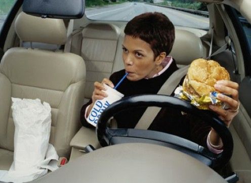 10 rzeczy których nie wolno spożywać w samochodzie!