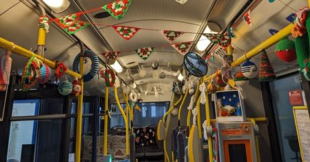 Mikołajki w komunikacji miejskiej: na ulice Lublina wyjedzie świąteczny trolejbus, kierowcy i kontrolerzy w stroju Mikołaja
