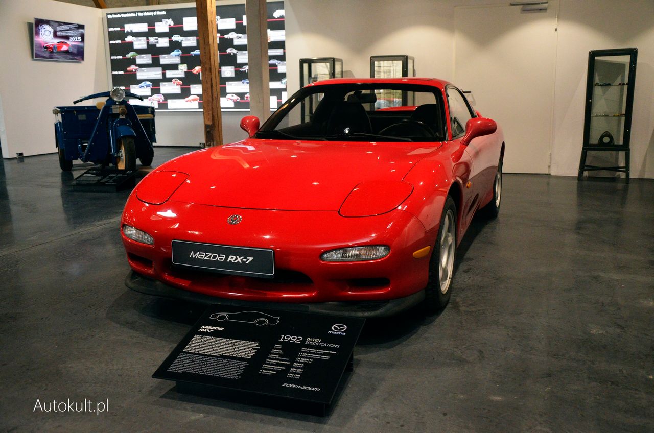 Gości w muzeum wita Mazda RX-7 - kultowy samochód sportowy z silnikiem Wankla, który powstał w okresie, gdy wszystkie firmy japońskie zaskakiwały techniką i na potęgę budowały auta o wysokich osiągach.