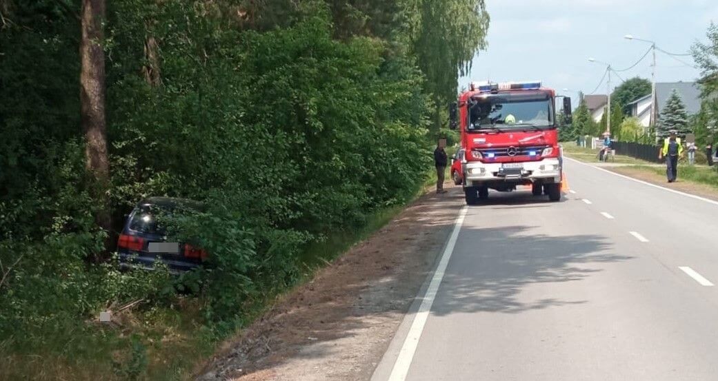 Samochód wypadł z drogi i uderzył w drzewo