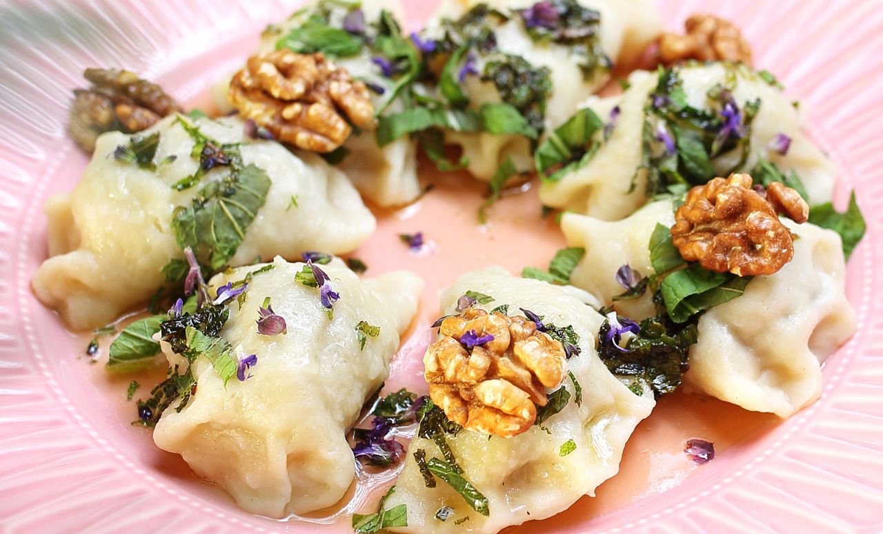 Pierogi ruskie, orzechy włoskie, fasolka po bretońsku. Skąd się wzięły te "kłopotliwe" nazwy?