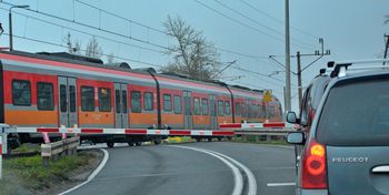 Toruń: Niespodziewane utrudnienia na przejeździe kolejowym. Awaria zasilania paraliżuje ruch