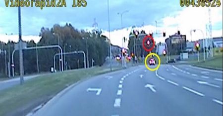 21-latek na oczach policjantów przejechał na czerwonym. To był dopiero początek