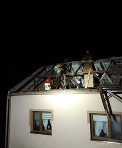 Nocna nawałnica. Zerwane i podziurawione dachy, zalane ulice