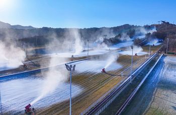 Nie chcą czekać na mróz. Zakopane włącza "fabryki śniegu"