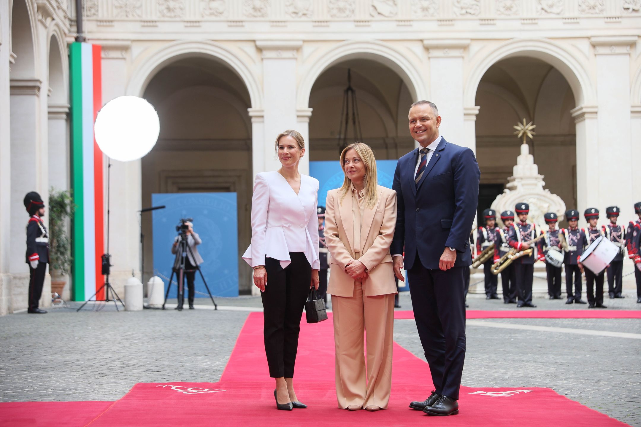 Rzym, Włochy, 18.05.2026. Prezydent RP Karol Nawrocki (P), pierwsza dama RP Marta Nawrocka (L) i premier Włoch Giorgia Meloni (C) podczas powitania w Palazzo Chigi - siedzibie rządu włoskiego i rezydencji premier, 19 bm. w Rzymie. Prezydent RP Karol Nawrocki jest z dwudniową wizytą we Włoszech. Spotka się także z prezydentem Włoch Sergio Mattarellą i weźmie udział w obchodach 82. rocznicy bitwy o Monte Cassino. (mr) PAP/Leszek Szymański