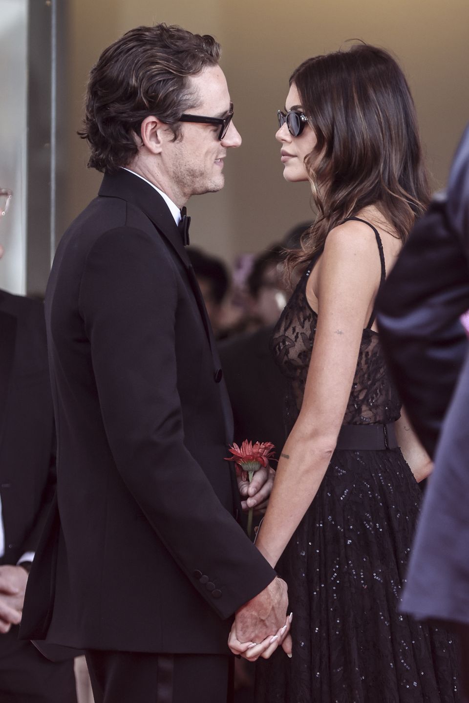 Kaia Gerber i Lewis Pullman na czerwonym dywanie