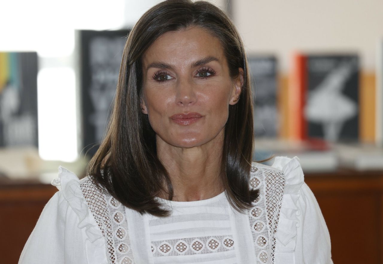 Królowa Letizia zaprezentowała się w genialnej sukience dla minimalistek 