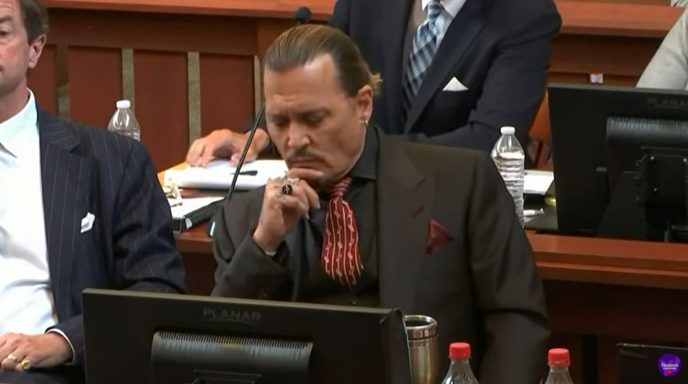 Johnny Depp pokazał NEROWOWĄ REKACJĘ (?), gdy ekspertka mówiła o ofiarach przemocy domowej