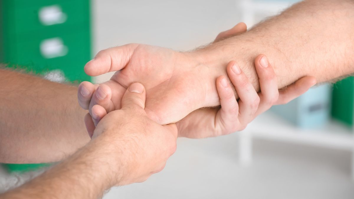 Denosumab działa na układ kostny, zapobiegając rozwojowi osteoporozy