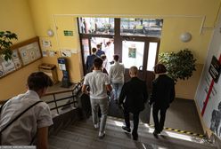 Rozpoczęcie roku szkolnego w Piątnicy. Sprawdzają, które dzieci nie będą na mszy