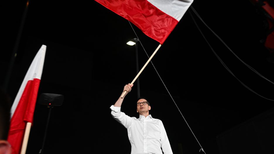 Warszawa, 09.10.2023. Kampania wyborcza do parlamentu 2023. Premier Mateusz Morawiecki po "debacie wyborczej 2023" Telewizji Polskiej, 9 bm. w siedzibie ATM Studio w Warszawie. Do udziału w debacie zostało zaproszonych sześć komitetów wyborczych, które zarejestrowały listy we wszystkich okręgach wyborczych. (aldg) PAP/Radek Pietruszka
