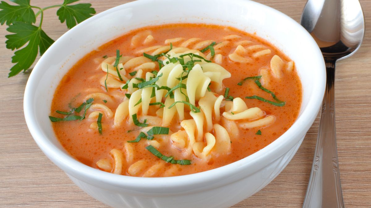 W wielu domach w poniedziałek na obiad pojawia się pomidorowa