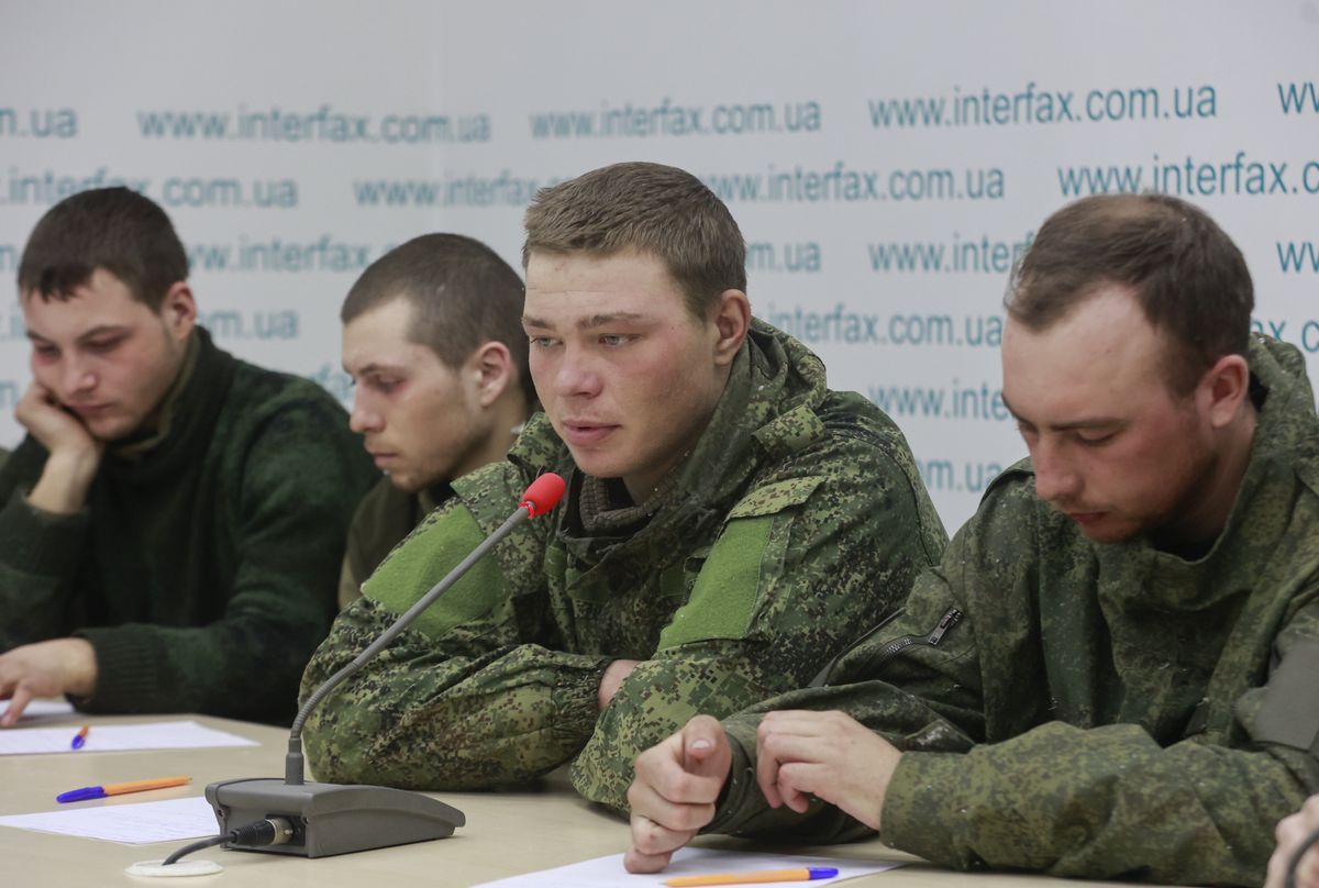 Rosyjscy jeńcy apelują do rodaków. "Zróbcie wszystko, żeby zatrzymać wojnę". Na zdjęciu sobotnia konferencja jeńców w Kijowie 