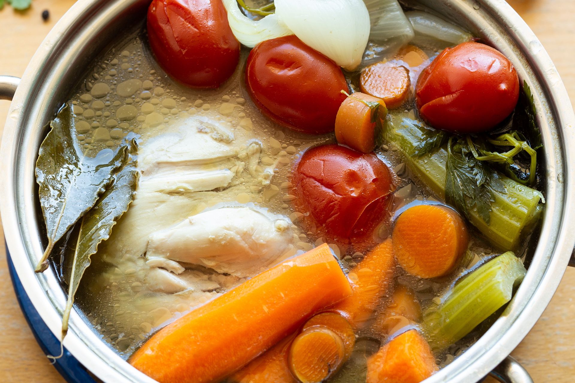 Niektóre gospodynie dodają do rosołu, inne pukają się w głowę. Poprawia kolor i smak lepiej niż maggi