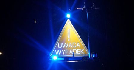 BMW rozpadło się na pół po uderzeniu w drzewo. Nie żyje dwóch mężczyzn