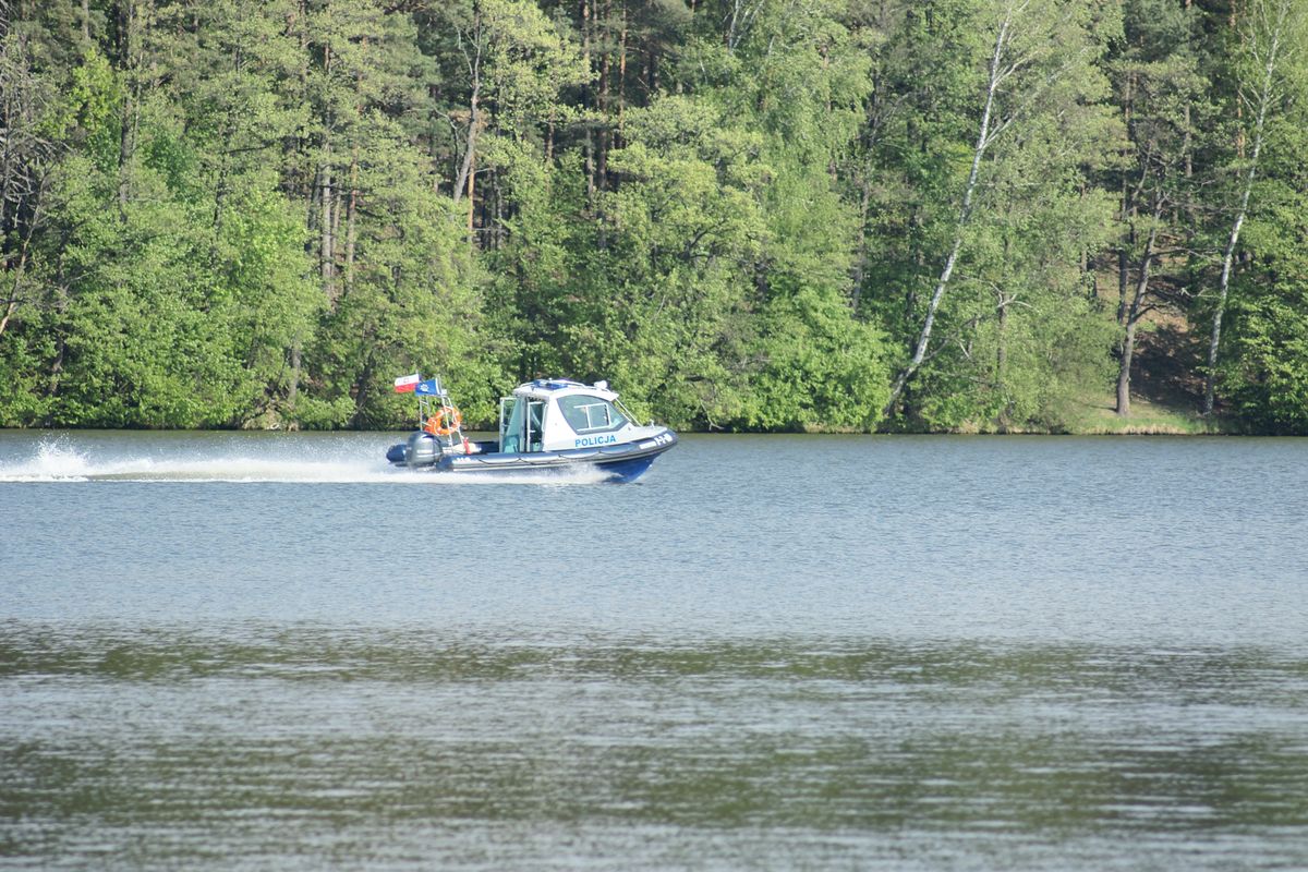 Mazowsze. Wędkarze, łowiący ryby na przystani wodnej w Brwilowie koło Płocka, zauważyli w Wiśle ciało. To mężczyzna o nieustalonej jeszcze tożsamości, w wieku około 50 lat 