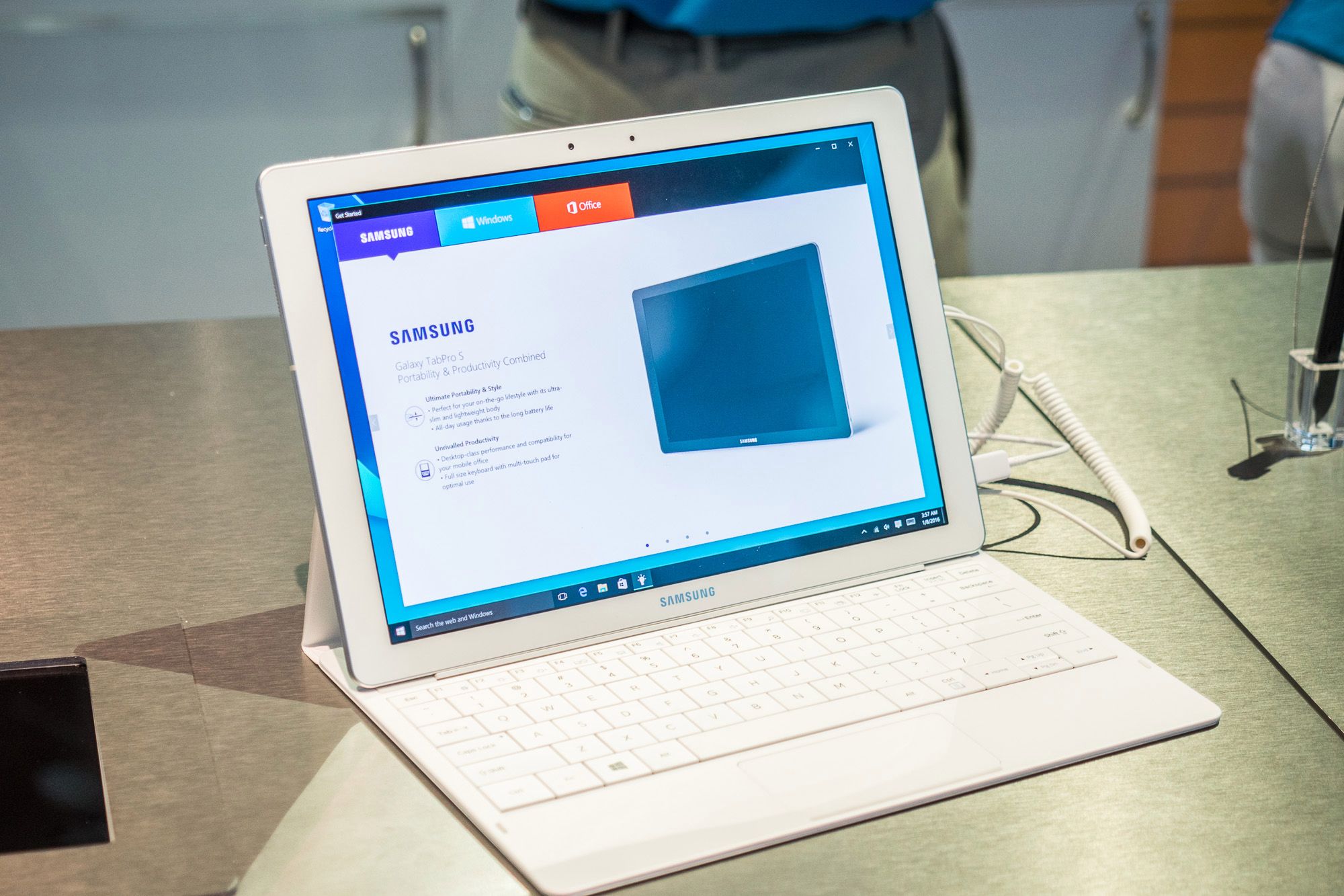 Galaxy TabPro S, Gear S2 classic w nowych wersjach i niespodzianka dla użytkowników iPhone'ów - nowości Samsunga z CES 2016 17