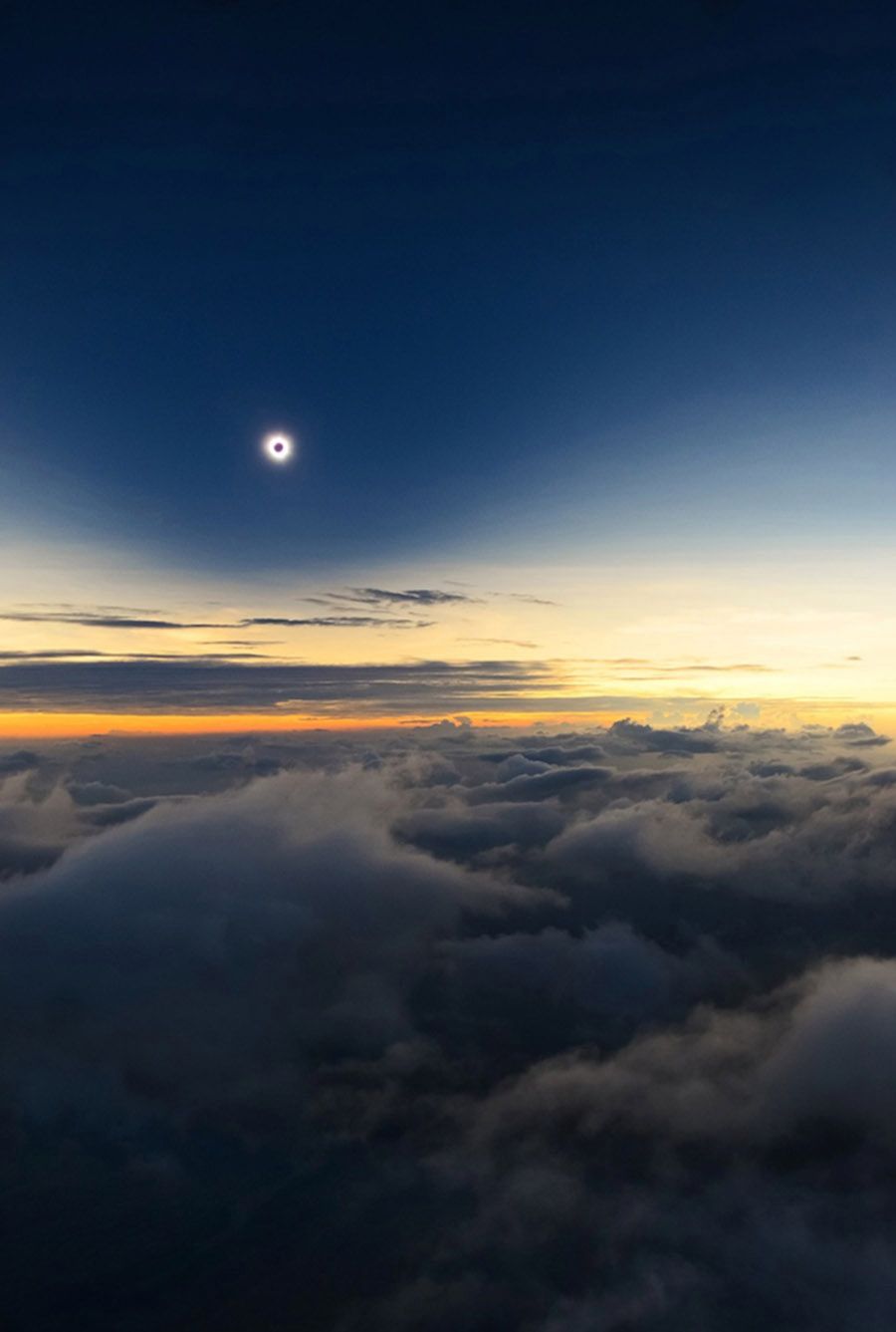 Wyróżnienie w kategorii Ziemia i Kosmos. Na zdjęciu zaćmienie sfotografowane z pokładu małego samolotu.