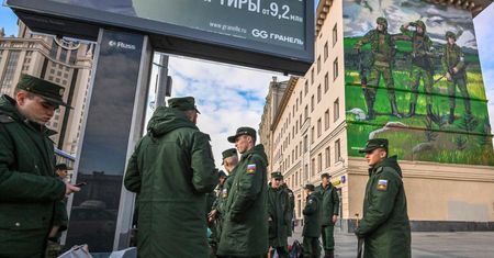Inform Napalm: "Rosyjski żołnierz przeżyje na froncie 4 dni"