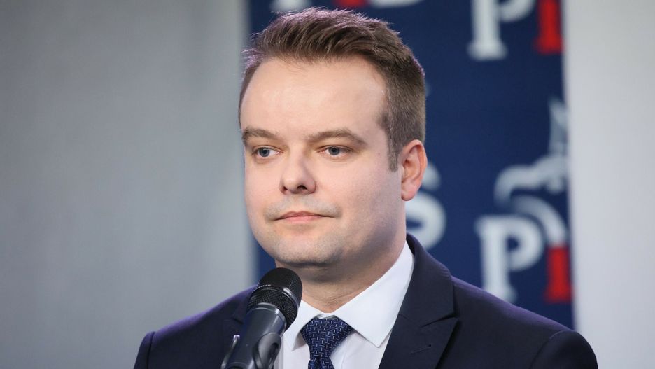 Konferencja rzecznik�w rz?du oraz Prawa i Sprawiedliwo?ci
Fot. Mateusz Grochocki/East News, Warszawa, 26.04.2023. Konferencja rzecznika Prawa i Sprawiedliwosci Rafala Bochenka (n/z) i rzecznika prasowego rzadu Piotra Mullera, w siedzibie partii przy Nowogrodzkiej.
Mateusz Grochocki