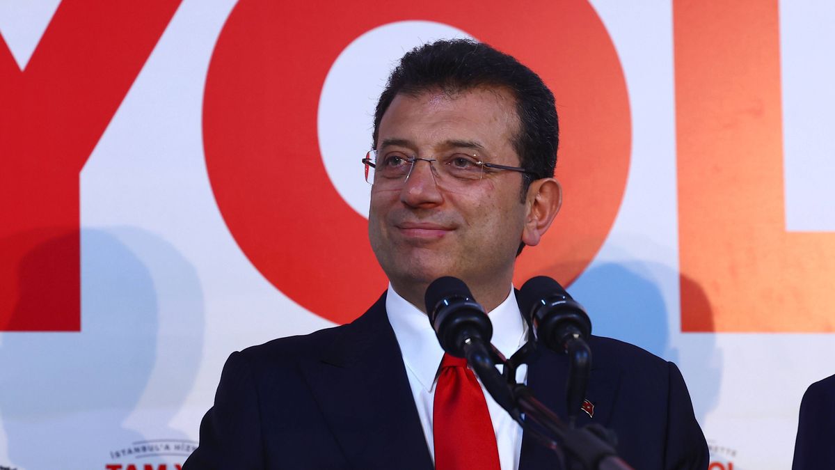 Turkey holds local elections
epa11253532 Istanbul's Mayor and candidate of the main opposition Republican People's Party (CHP) Ekrem Imamoglu attends a press conference after the first results of the local elections were announced in Istanbul, Turkey, 31 March 2024. Some 61 million people voted in the Turkish local elections in the country's 81 provinces.  EPA/TOLGA BOZOGLU 
Dostawca: PAP/EPA.
TOLGA BOZOGLU