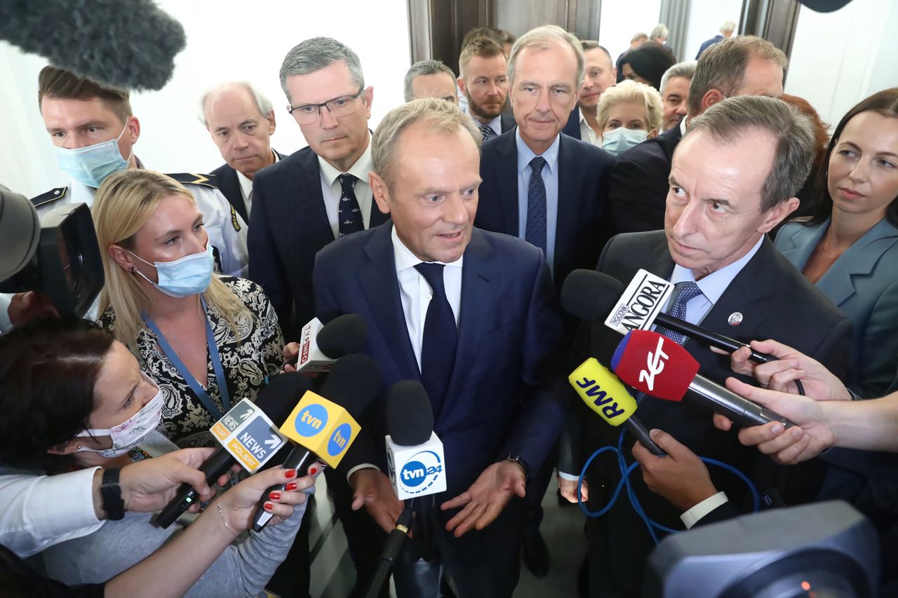 Donald Tusk odpowiada na pytania dziennikarzy w Senacie