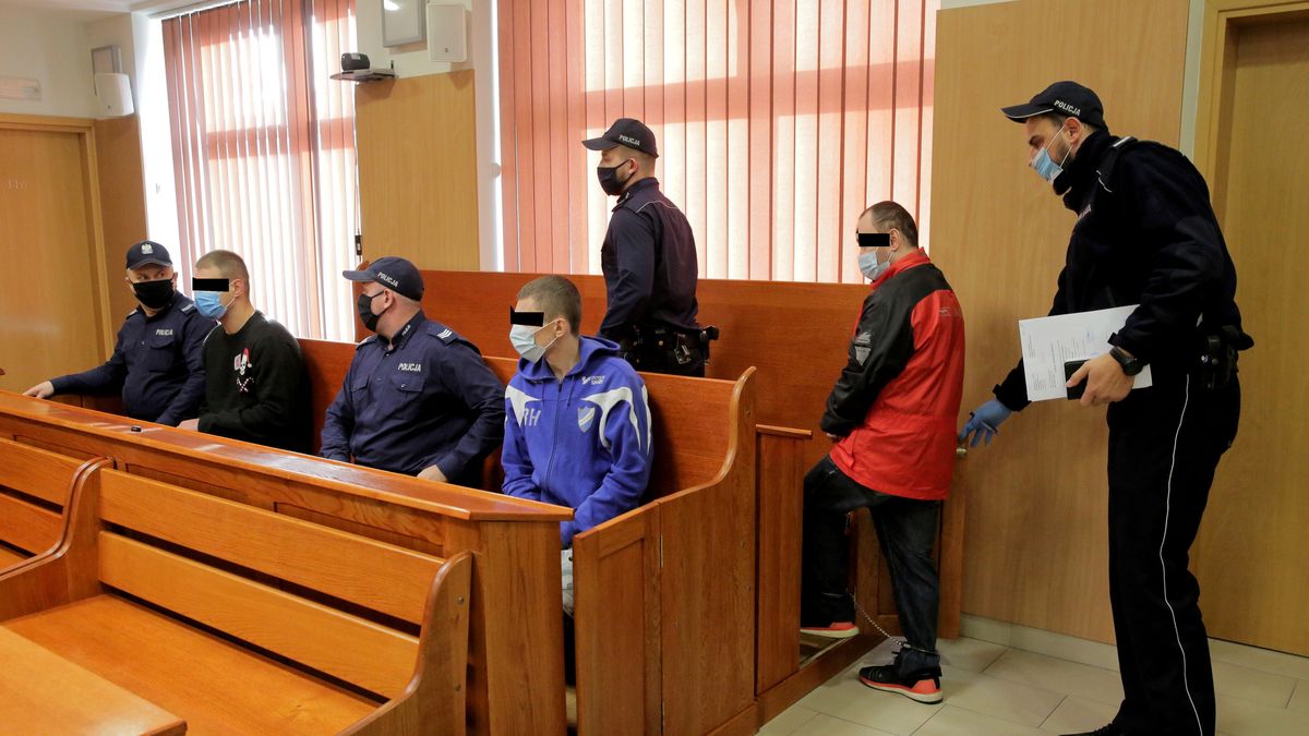 Olsztyn, 26.10.2021. Oskarżeni: Wojciech M. (2P), Marcin W. (2L) i Artur E. (4P) podczas ogłoszenia wyroku na sali Sądu Okręgowego w Olsztynie, 26 bm. Sprawa dotyczy zabójstwa młodego mężczyzny na jednym z olsztyńskich ogrodów działkowych, do którego miało dojść 30.12.2020 r. Dwoje z oskarżonych sąd skazał na 25 lat więzienia, trzeciego na 3 lata. (aldg) PAP/Tomasz Waszczuk *** UWAGA!!! ZAKAZ PUBLIKACJI WIZERUNKU I DANYCH OSOBOWYCH OSKARŻONYCH! ***