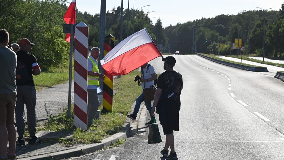 Lubieszyn, 30.06.2025. Zgromadzenie na granicy polsko-niemieckiej w Lubieszynie, 30 bm. w ?Obronie Polskich Granic?, aby zapobiec odsyłaniu imigrantów z Niemiec do Polski. (aldg) PAP/Marcin Bielecki