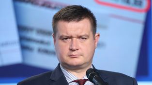 Poseł PiS wyniesiony z samolotu. Rzecznik partyjnej dyscypliny odpowiada