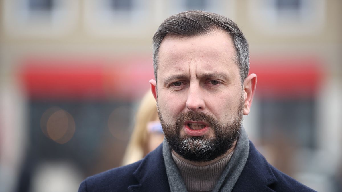 Bochnia, 01.12.2023. Prezes PSL Władysław Kosiniak-Kamysz na konferencji prasowej na Rynku w Bochni, 1 bm. (aldg) PAP/Łukasz Gągulski