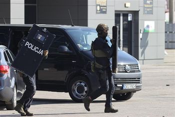 Uzbrojony mężczyzna wtargnął do fabryki. Padły strzały