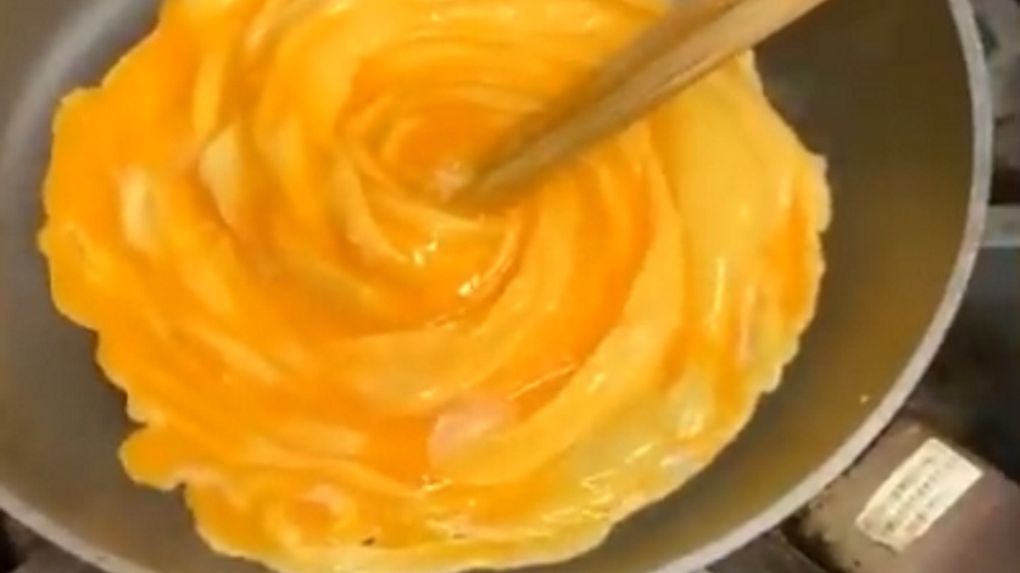 Omlet w kształcie róży to prawdziwe dzieło sztuki.