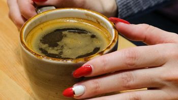 Czarna czy z mlekiem? Tylko jedna z nich może wydłużyć życie