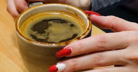 Czarna czy z mlekiem? Tylko jedna z nich może wydłużyć życie