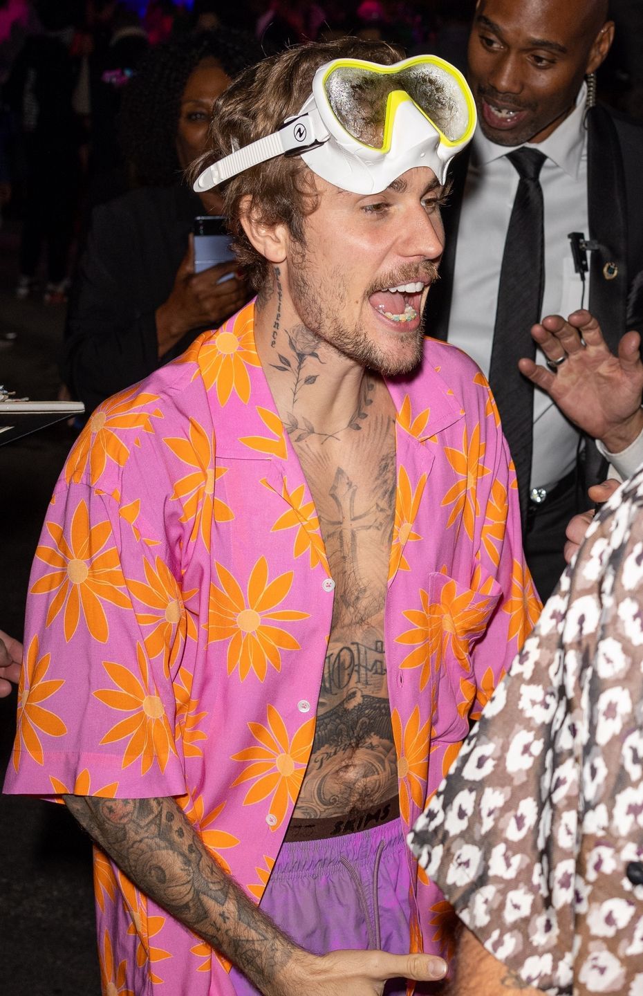 Justin Bieber is All Smiles Leaving Rande Gerber's star-studded Casamigos Halloween party!
Los Angeles, CA  - Justin Bieber opts for a comedic costume donning scuba gear and flippers leaving Rande Gerber's star-studded Casamigos Halloween party in Los Angeles.

*UK Clients - Pictures Containing Children
Please Pixelate Face Prior To Publication*,Image: 817531004, License: Rights-managed, Restrictions: , Model Release: no, Pictured: Justin Bieber, Credit line: Frank Vasquez / BACKGRID / Backgrid USA / Forum
Frank Vasquez / BACKGRID / Backgrid USA / Forum
Justin Bieber, Fashion, Style, Night Out, Hotspot, Halloween, Party, Event, Casamigos, Holiday Weekend, Star-studded, Celebrities, Celebs, Los Angeles, LA, Glam, Flash, Frenzy
