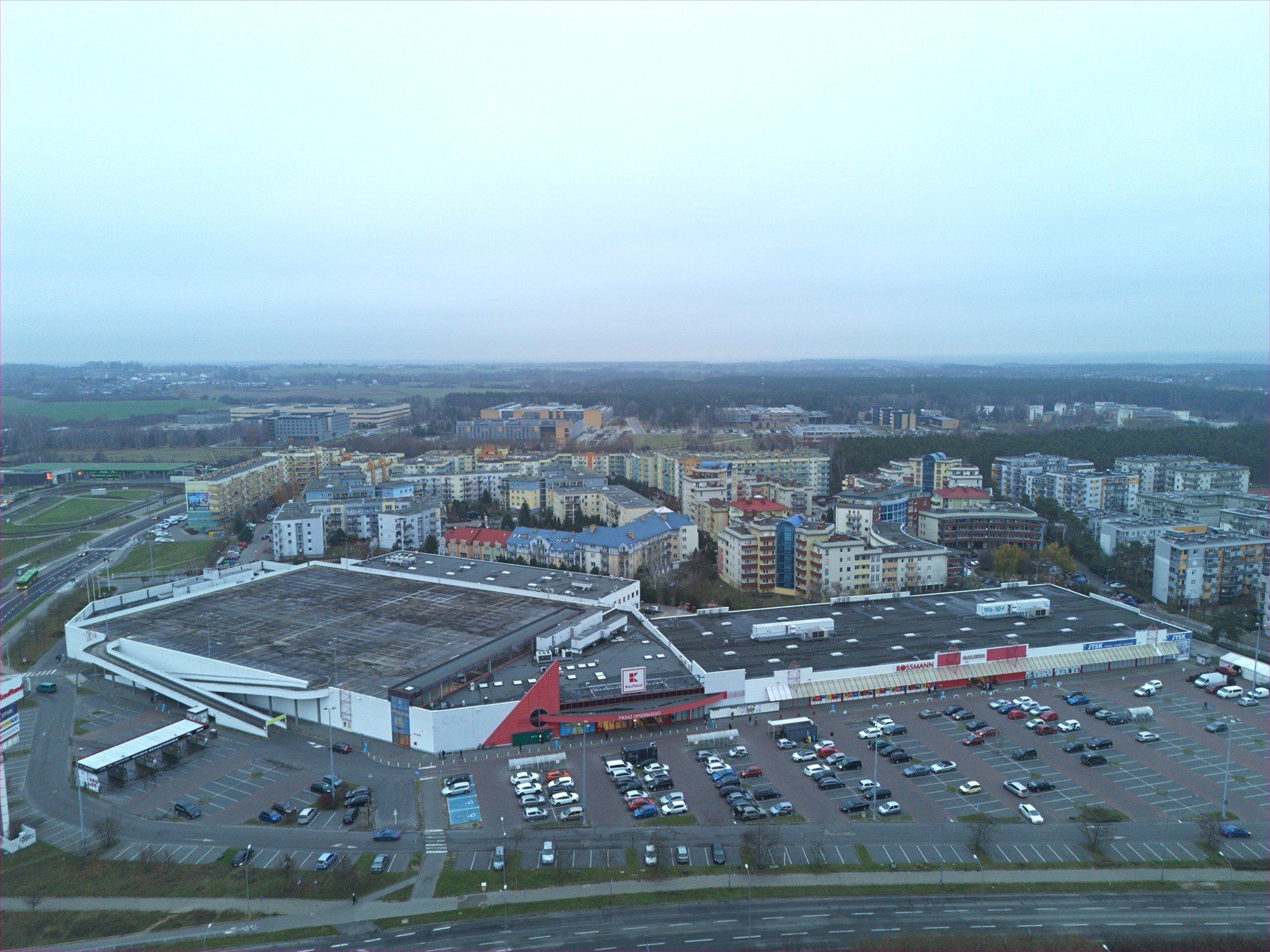 Pasaż handlowy na osiedlu Stefana Batorego na Piątkowie. Mieszkańcy twierdzą, że po przebudowie na osiedle będzie tu