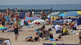 Niedzielny spacer po plaży w Mielnie. Nad morzem widać tłumy [ZDJĘCIA]