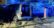 Zdemolował ogrodzenie i uderzył w dom. Kierowca volkswagena był pijany