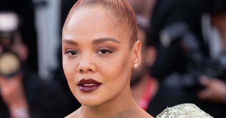 Hit czy kit? Tessa Thompson pojawiła się na czerwonym dywanie w nietypowym obuwiu