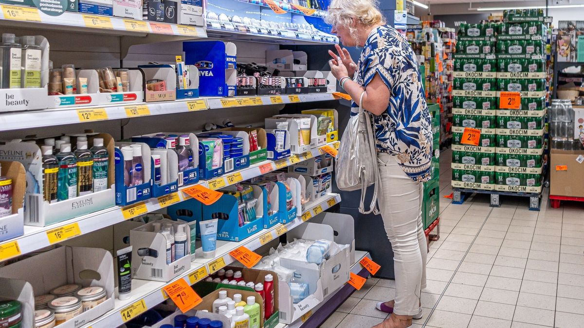 Reporter archiwum 2024 08
09.08.2024 Piecki, woj. warminsko-mazurskie, Zakupy w supermarkecie sieci "Biedronka" (zdjecie ilustracyjne). N/z Dzial z kosmetykami i artykulami higienicznymi. fot. Eryk Stawinski/REPORTER
Eryk Stawinski/REPORTER