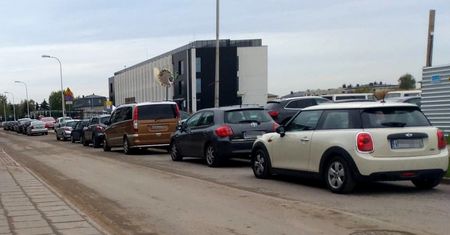 Masz symptomy koronawirusa i co dalej? Dostanie się na test bez samochodu nie jest łatwe