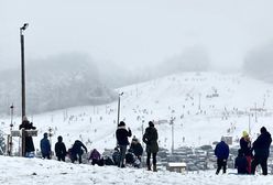 Ferie zimowe 2021. Tłumy w Koszałkowie-Wieżycy. Jeżdżą sankami po stokach