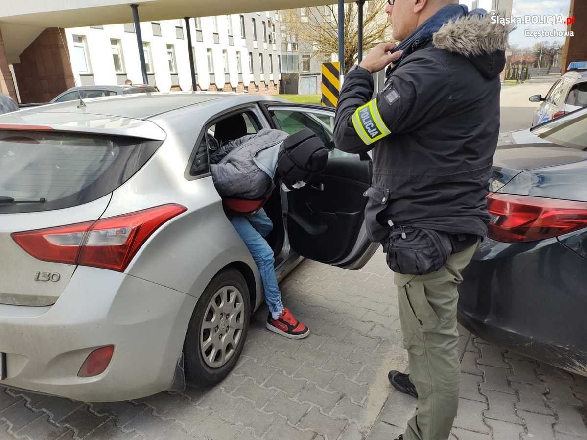 "Ojczym Kamilka skatowany w więzieniu". Oszuści wykorzystują śmierć chłopca